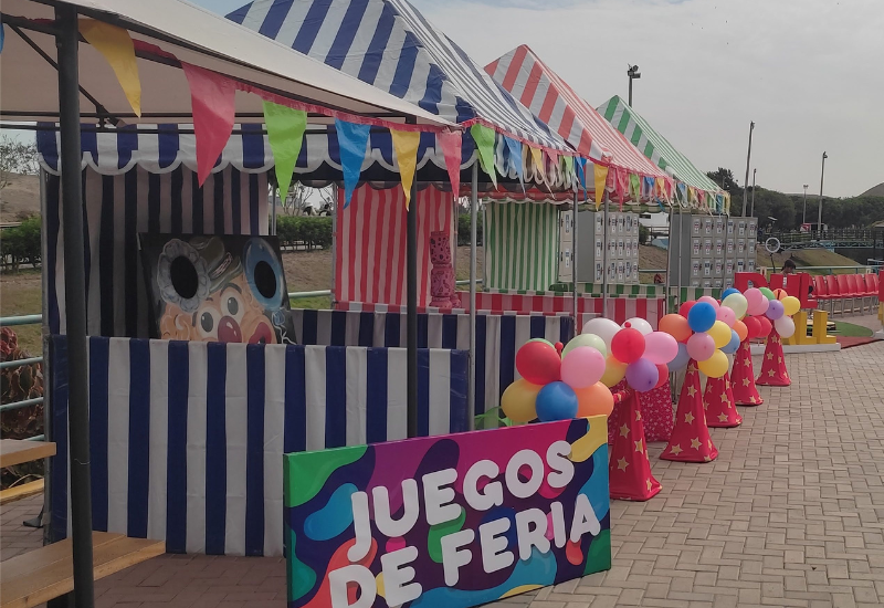Juego de puntería y destreza en estación de feria para kermesses escolares y empresariales.