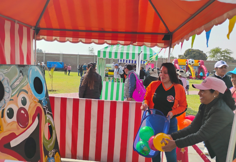 Juego de puntería y destreza en estación de feria para kermesses escolares y empresariales.