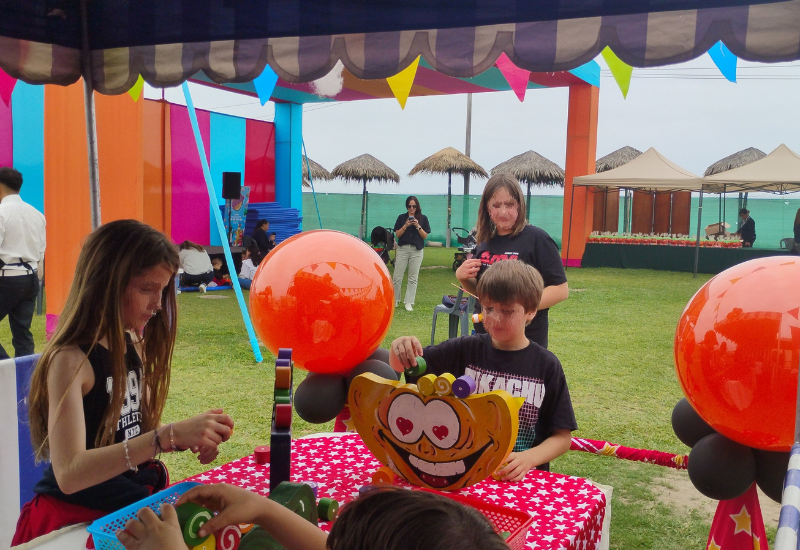 Alquiler de estaciones de juegos de feria con animadores uniformados de Gymkanas.